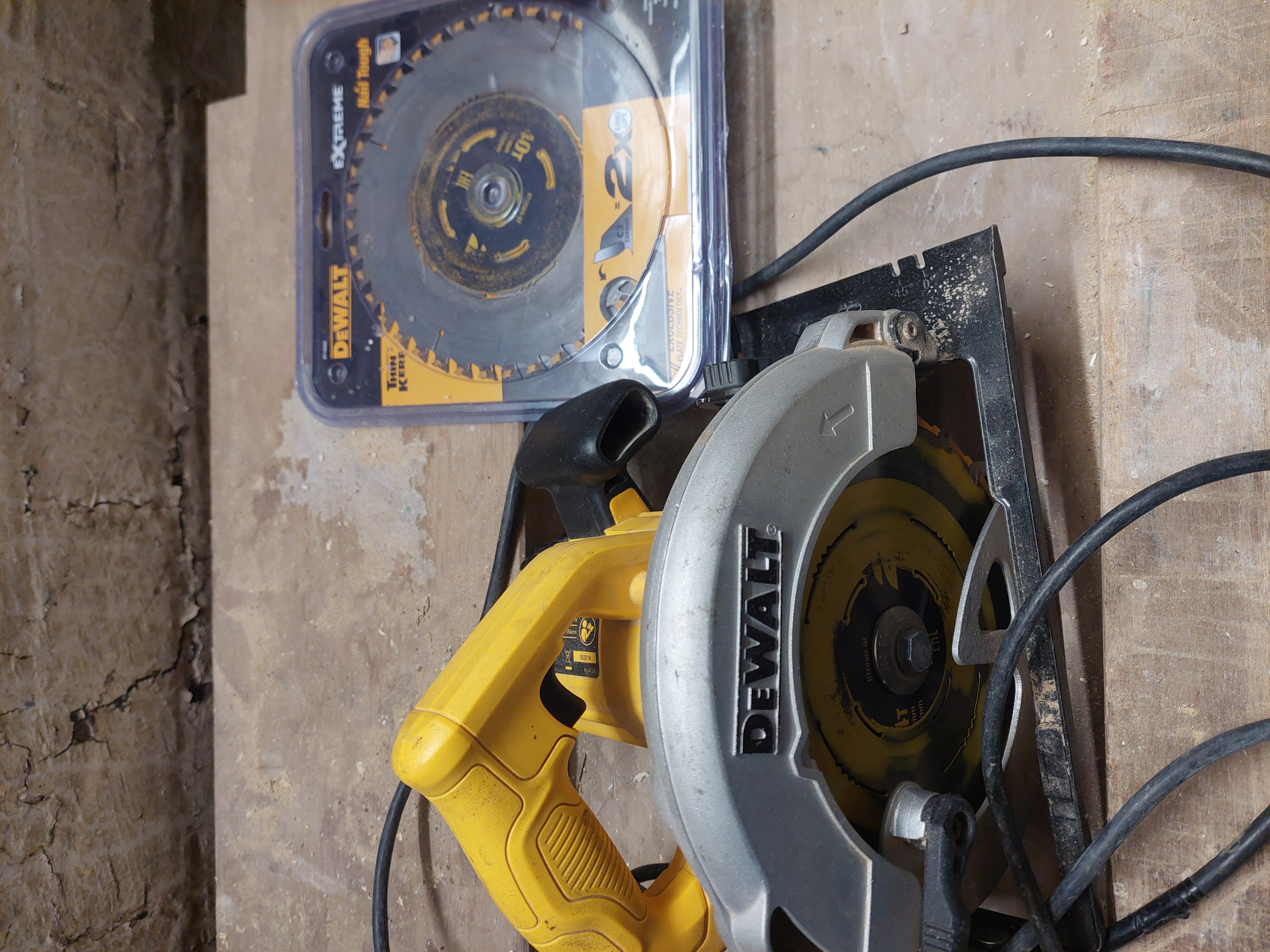 dewalt corded Circular Saw (184mm diameter)