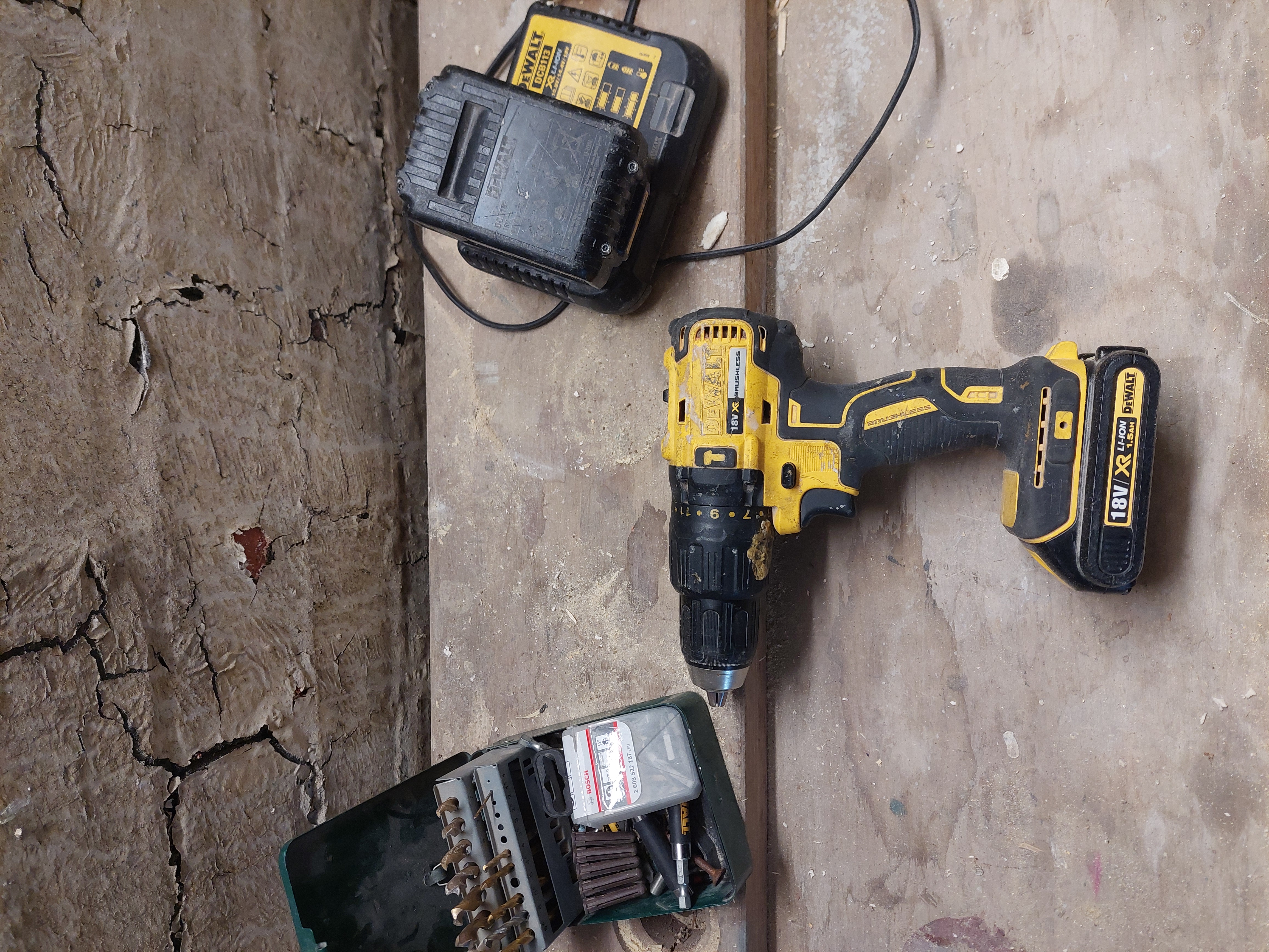 dewalt brushless  battery combi drill — photo 1