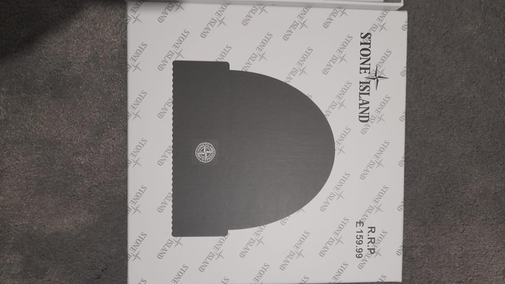 Stone island beanie hat black/white badge design