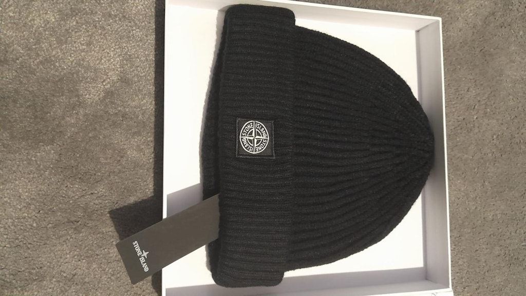 Stone island beanie hat black/white badge design photo 2